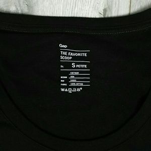 Black scoop neck gap tee